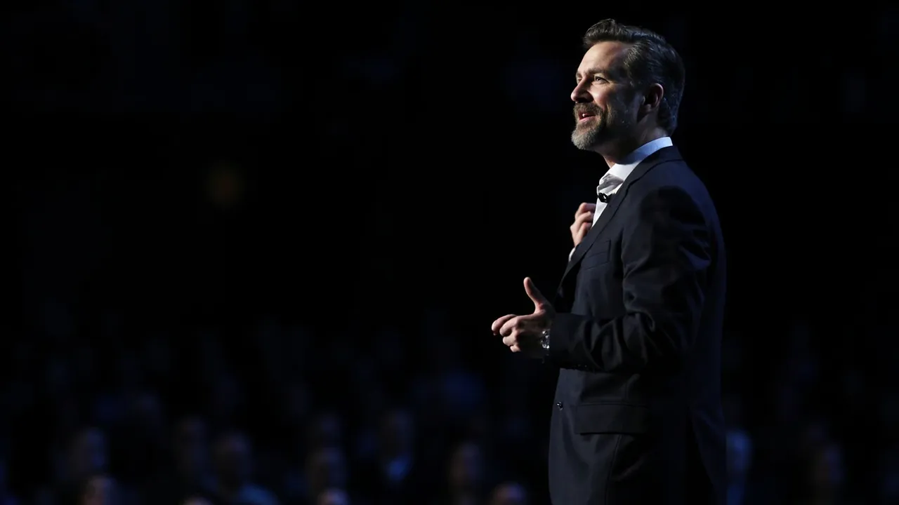 Berater:in hält eine Keynote vor einem aufmerksamen Fachpublikum